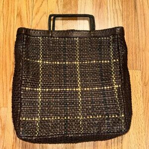 En Shalla crossbody bag with handless. Like new. Made with leather.